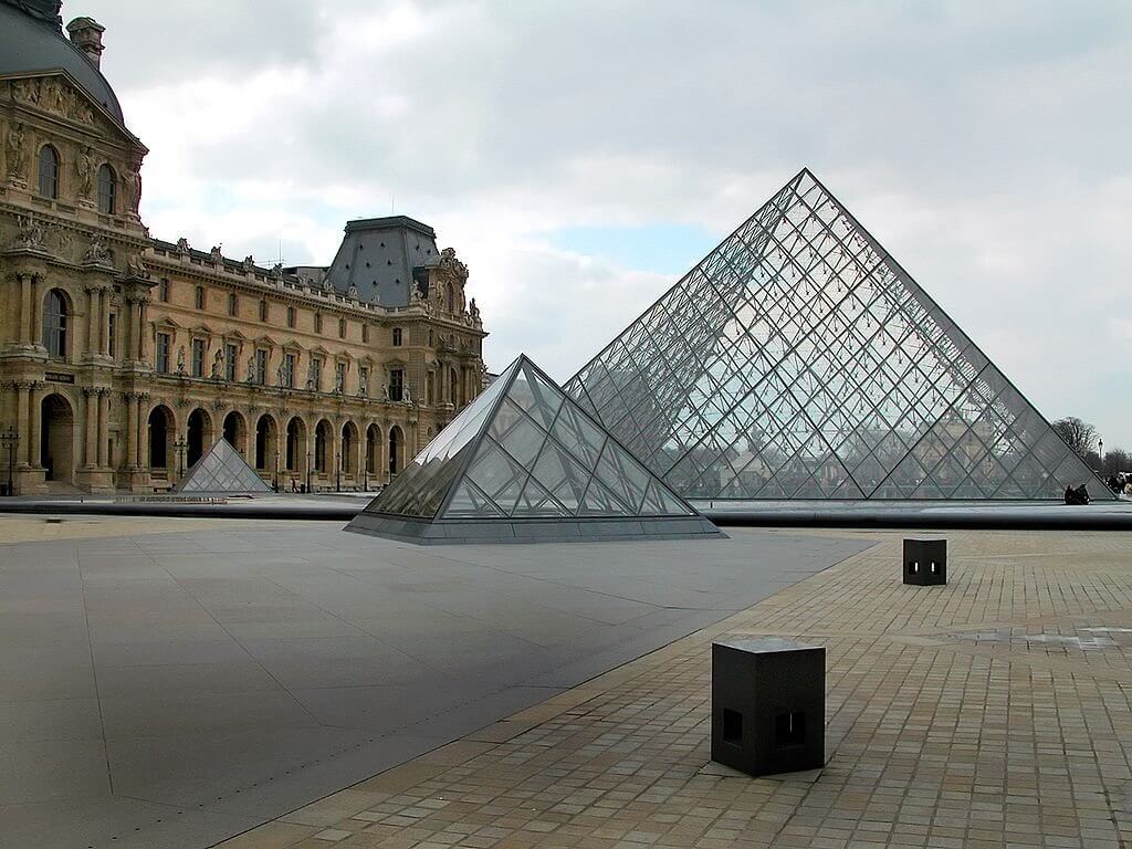 Die Glaspyramide des Louvre